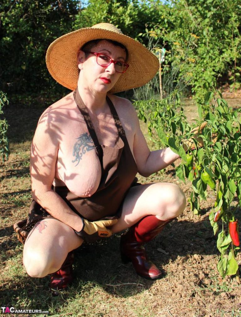 Milf Exhibitionist shows her asshole & pussy while gardening!